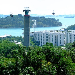 Auf die Insel Sentosa mit ihren zahlreichen Freizeitangeboten gelangen Sie mit der Seilbahn, der Einschienenbahn (Monorail) oder über den überdachten Holzsteg von der HarbourFront aus.