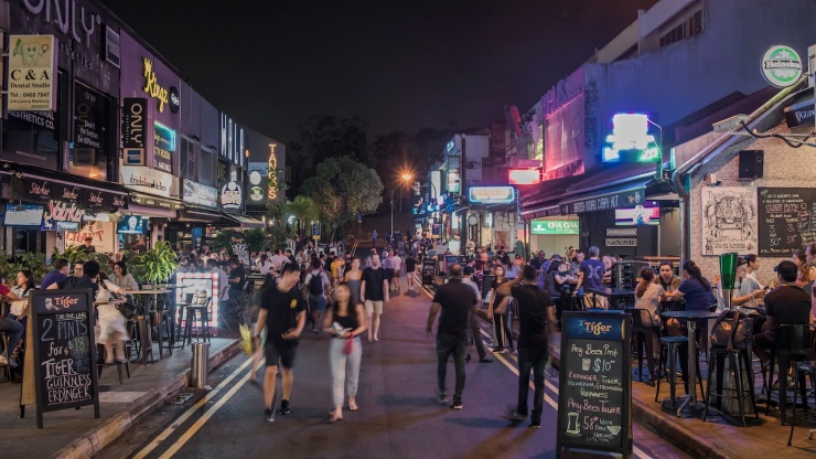 Nachtschwärmer in den Bars entlang Lorong Mambong, Holland Village 