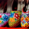 Nahaufnahme von bestickten Peranakan-Schuhen