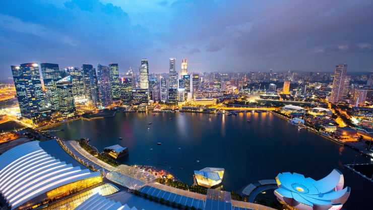 Weitwinkelansicht der Marina Bay-Skyline am Abend