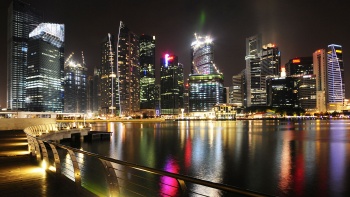 Bewundern Sie die Ansammlung von Architekturikonen in der eindrucksvollen Skyline der Marina Bay.