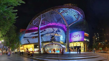 Fassade des Ion Orchard bei Nacht.