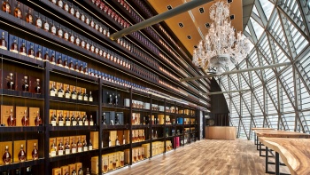 Auslage von Whisky-Flaschen der Grande Whisky Collection in der Grande Hall 