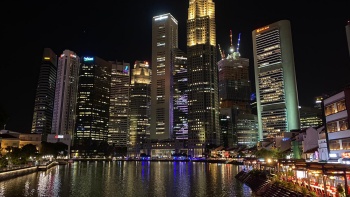 Nachtaufnahme von Clarke Quay und Singapore River