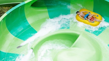 Paar auf der Pipeline Plunge Wasserbahn im Adventure Cove Waterpark™