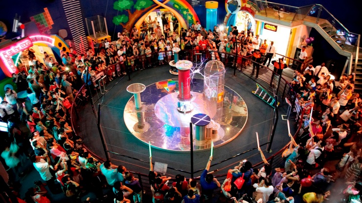 Totalaufnahme des Tesla Coil im Science Centre Singapore, das dem Publikum seine elektrische Energie vorführt