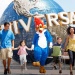 Vierköpfige Familie in den Universal Studios Singapore