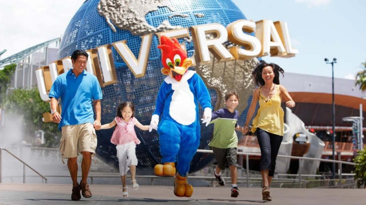 Vierköpfige Familie in den Universal Studios Singapore