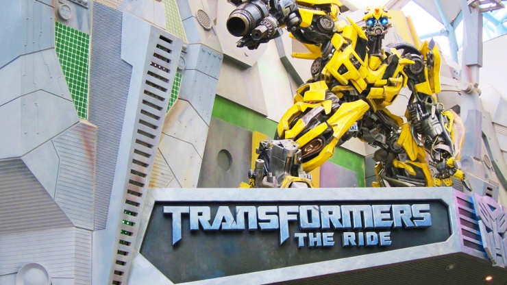 Totalaufnahme von Bumblebee aus dem Film Transformers in den Universal Studios Singapore