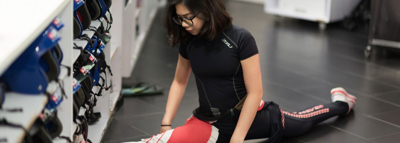 Indoor-Skydiverin Kyra Poh beim Aufwärmen