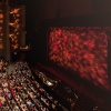 Innenansicht des Sands Theatre at Marina Bay Sands<sup>®</sup>, Sitzreihen und Leinwand