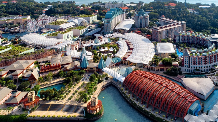 Eine Luftaufnahme der Resorts World Sentosa am Tag