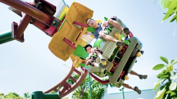 Fahrgäste auf einer Achterbahn in den Universal Studios Singapore