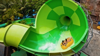 Besucher auf einer Wasserbahn im Adventure Cove Waterpark™