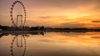 Silhouette des Singapore Flyer in der Abenddämmerung