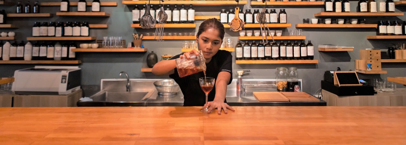 Sasha Wijidessa, die Barkeeperin aus Singapur