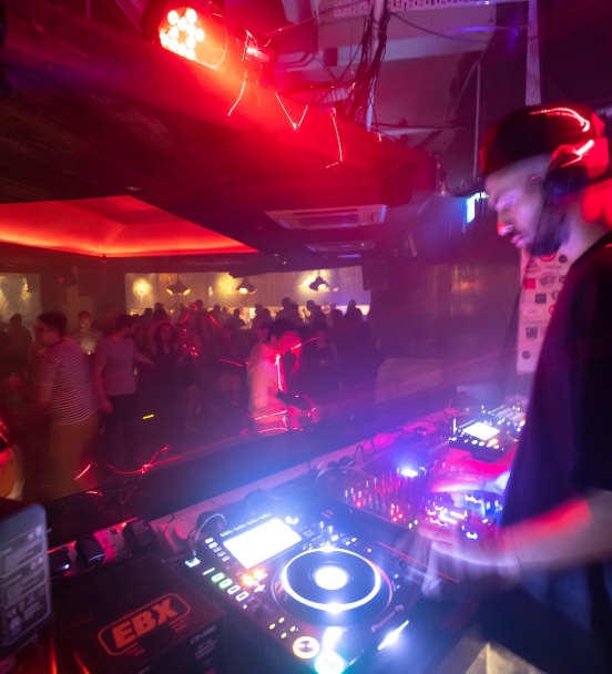 DJ in der Kilo Lounge Singapore