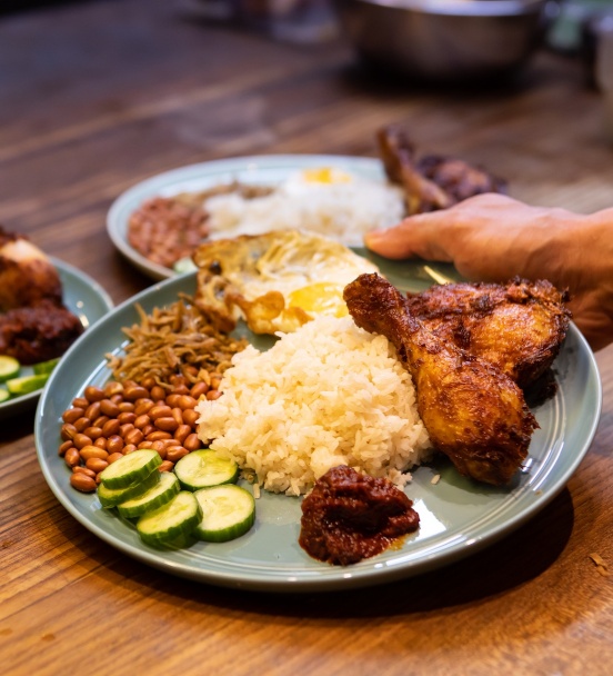 Nasi Lemak (in Kokosmilch gekochter Reis, serviert mit verschiedenen Beilagen) im Coconut Club Singapore