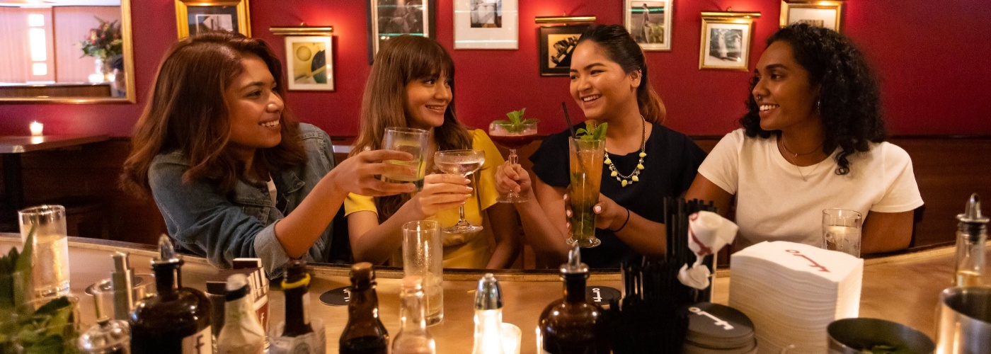 Sasha mit ihren Freunden bei einem Drink in einer Bar