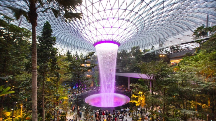 Der HSBC Rain Vortex im Jewel Changi, ein Wunderwerk moderner Ingenieurskunst