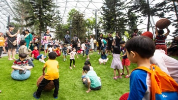 Kinder, die in den Foggy Bowls im Canopy Park Jewel Changi spielen