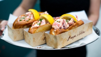 Hummer-Brötchen, die Spezialität im Burger & Lobster, amerikanische Hausmannskost im Jewel Changi, Singapur