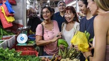 Ruqxana kauft Zutaten an einem Stand im Geylang Serai Markt.