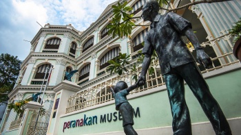 Statuen am Eingang des Peranakan Museum.