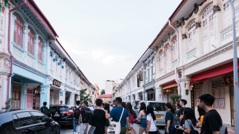 Eine Teilnehmergruppe läuft an einer Reihe von Shophouses vorbei