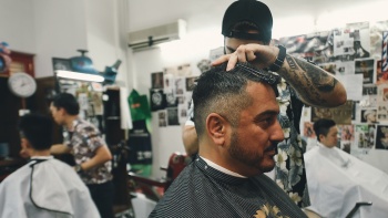 Ein Friseur bei der Arbeit in The Panic Room, einem modernen Friseursalon.