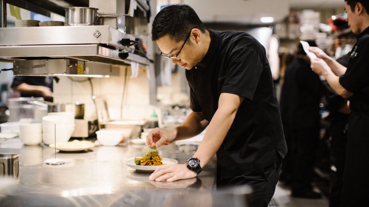 Jedes Gericht, das in der Küche von Malcolm Lee zubereitet wird, ist das Ergebnis einer akribischen Liebe zum Kochen. Der Küchenchef mit Michelin-Auszeichnung ist überzeugt, dass Essen eine Brücke für menschliche Beziehungen ist.