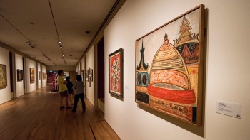 Innenbereich der National Gallery Singapore und Besucher, die Gemälde bewundern