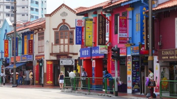 Eine Reihe von Shophouses in Little India, Singapur 