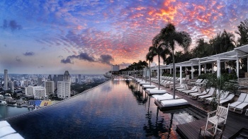 Infinity-Pool im Sands Skypark mit Sonnenuntergang im Hintergrund