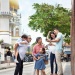 Familie mit Senioren und Sultan-Moschee im Hintergrund