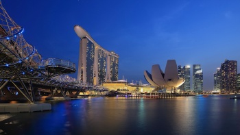 Nächtlicher Blick auf die Skyline der Marina Bay