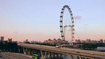 Weitwinkelansicht des Singapore Flyer in der Dämmerung