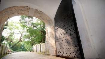 Weitwinkelansicht des Metalltors im Fort Canning Park