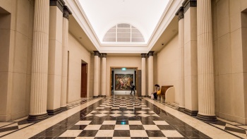 Weitwinkel-Innenansicht der Lobby der National Gallery Singapore