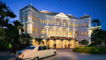 Nachtaufnahme der Außenfassade des Raffles Hotel