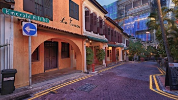 Shophouses an der Emerald Hill Road mit Orchard Gateway im Hintergrund