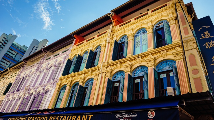 Eine Reihe bunter Shophouses in Chinatown