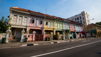 Eine Reihe bunter Shophouses in Joo Chiat/Katong