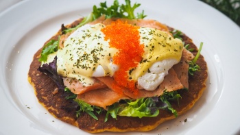 Kürbispfannkuchen mit pochiertem Ei und Räucherlachs an Sauce Hollandaise im Group Therapy Katong