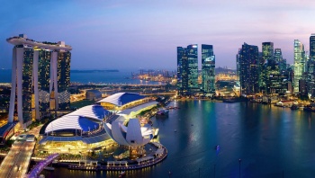 Blick auf die Skyline der Marina Bay in Singapur mit dem Marina Bay Sands<sup>®</sup>, dem ArtScience Museum™ und den Wolkenkratzern des Civic District