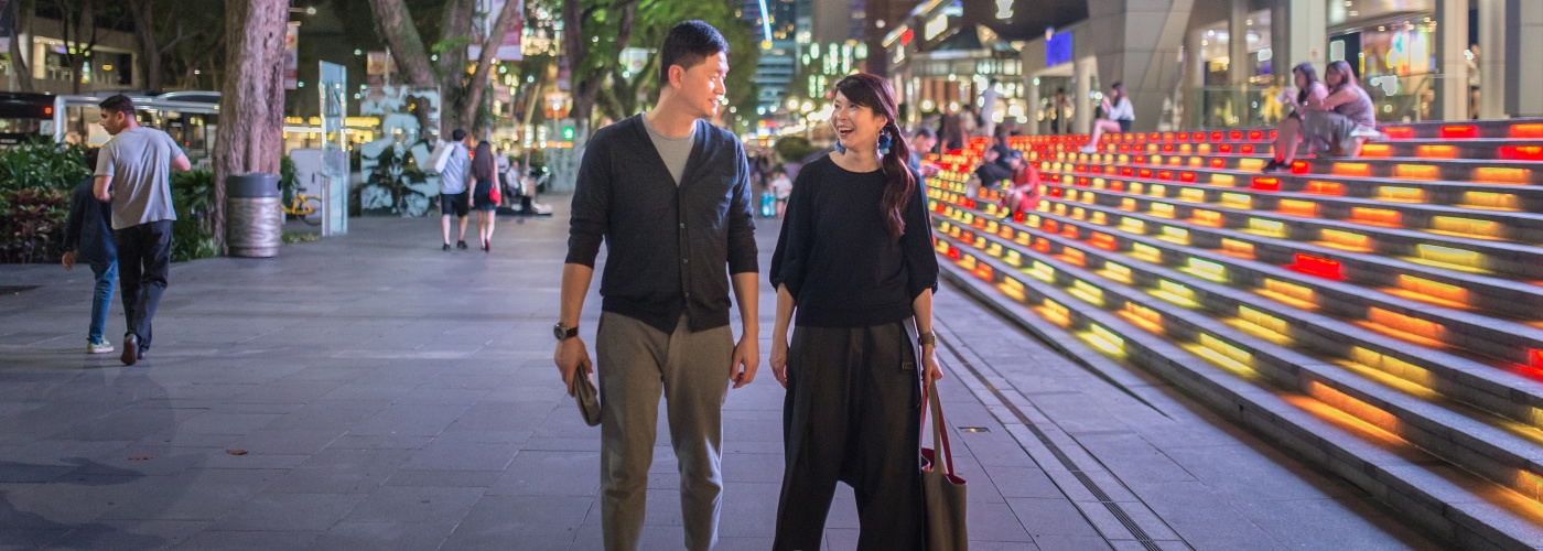 James und Winnie kaufen in der Orchard Road ein