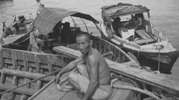 Ein chinesischer Arbeiter posiert am Meer für ein Foto in den 1930ern bis 1950ern 