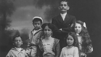 Ein schwarz-weißes Familienporträt einer der ersten eurasischen Familien in Singapur 