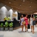 Drei Frauen mit ihren Einkaufstaschen beim Verlassen von Design Orchard
