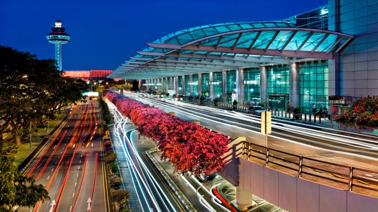 Nächtliche Ansicht des Singapore Changi Airport. 